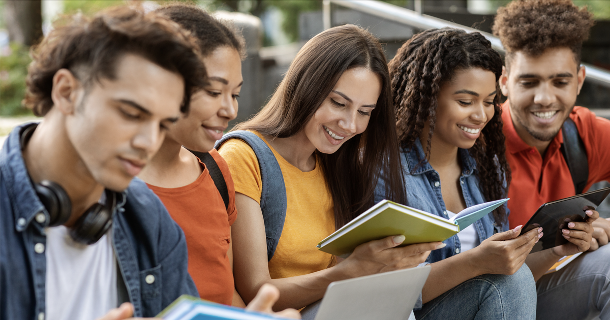 Un Petit Adolescent Regarde La Tablette Qu'il A Parcourue Et Recherchée